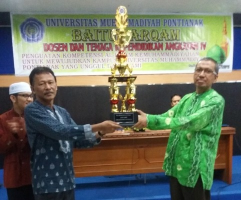 Mahasiswa Fakultas Agama Islam (FAI) meraih juara umum dalam lomba Syiar Ramadhan 1437 H/2016 M di Universitas Muhammadiyah Pontianak. Dalam lomba tersebut, diikuti oleh semua perwakilan fakultas yang…